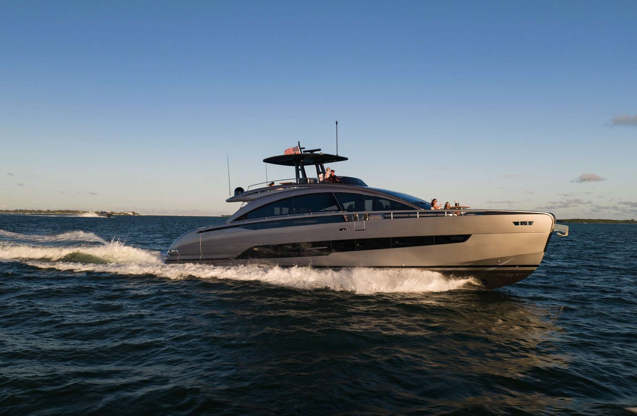 SERO, un Motor Yacht de 80 pies, disponible para charter de lujo con tripulación