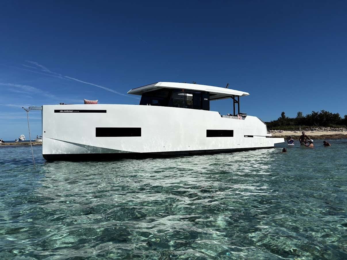 La Ondina, un Motor Yacht de 50 pies, disponible para charter de lujo con tripulación