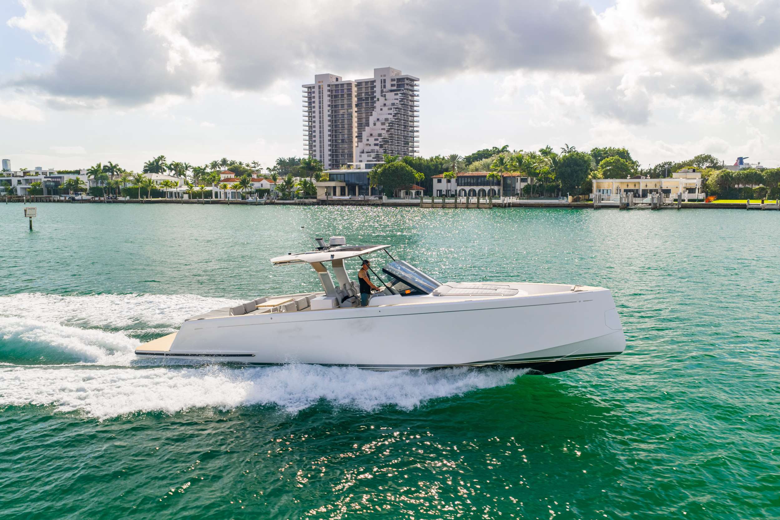 43 Pardo, un Motor Yacht de 43 pies, disponible para charter de lujo con tripulación