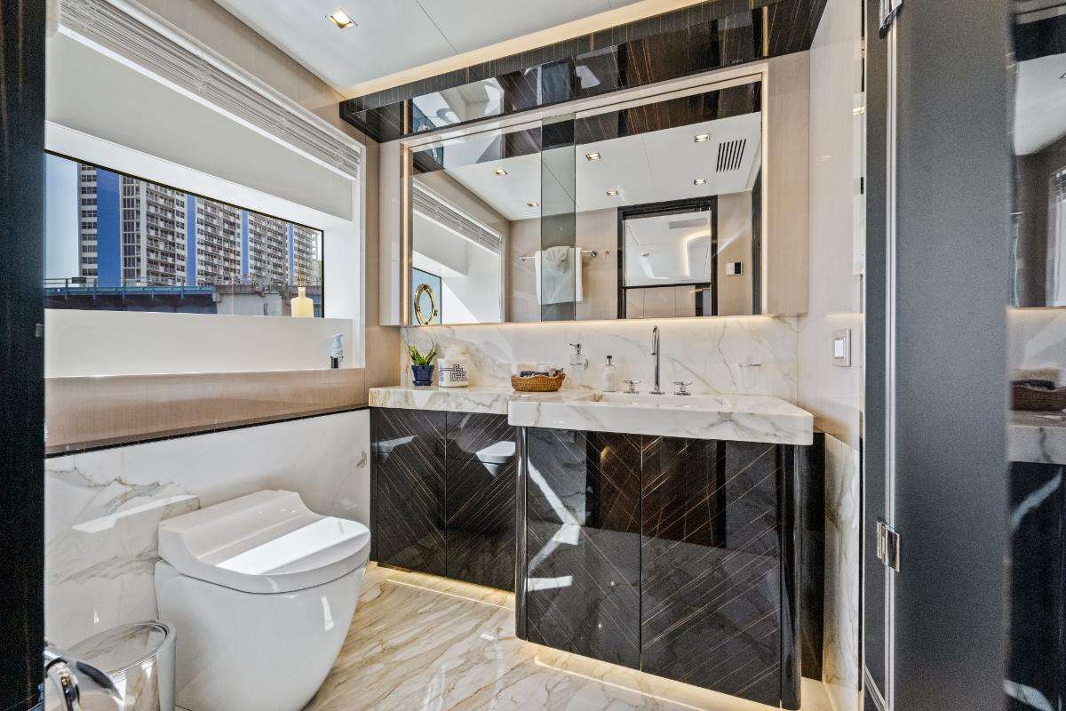 Master Stateroom En-suite