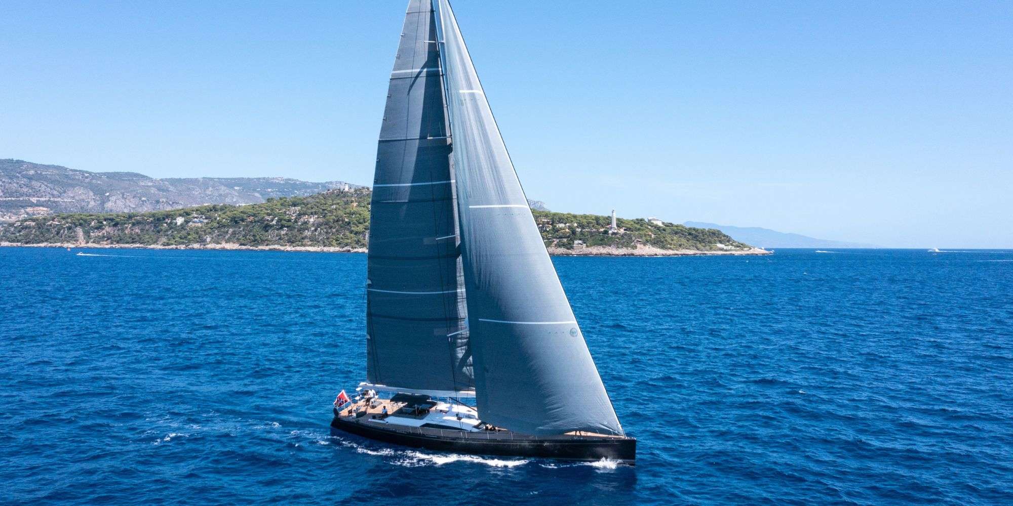 YCH2, un Sailing Monohull de 90 pies, disponible para charter de lujo con tripulación