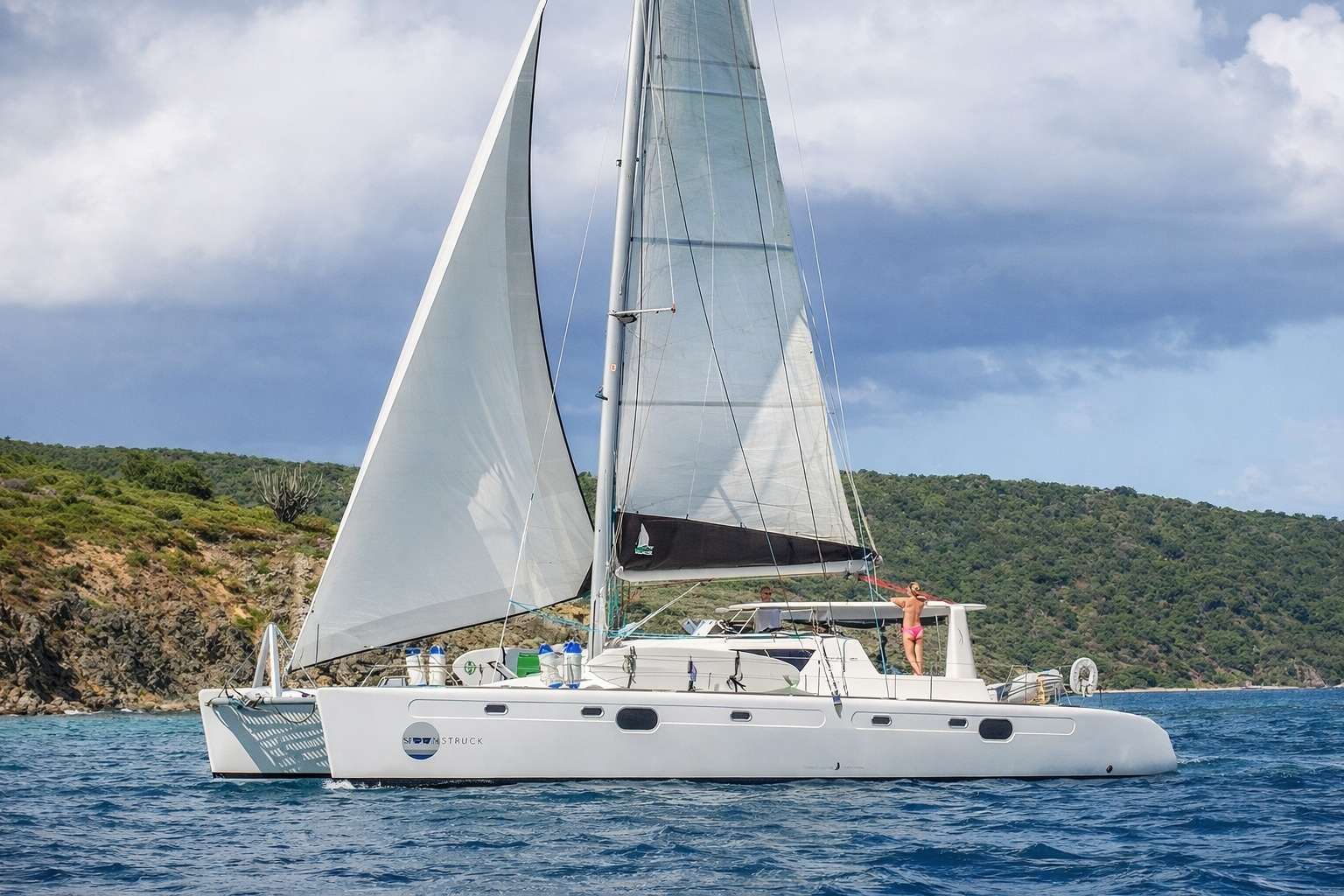 MOONSTRUCK, un Sailing Catamaran de 50 pies, disponible para charter de lujo con tripulación