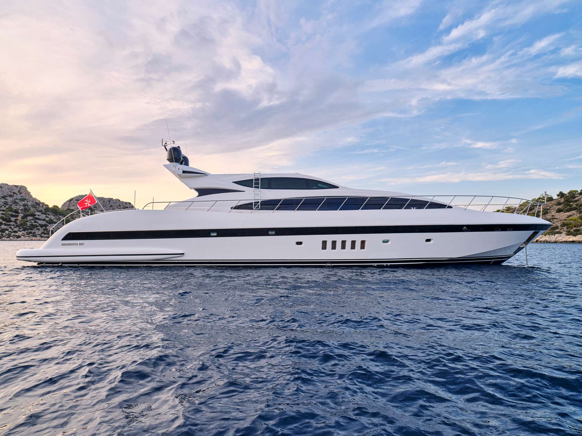 WET PANTHER, un Motor Yacht de 102 pies, disponible para charter de lujo con tripulación