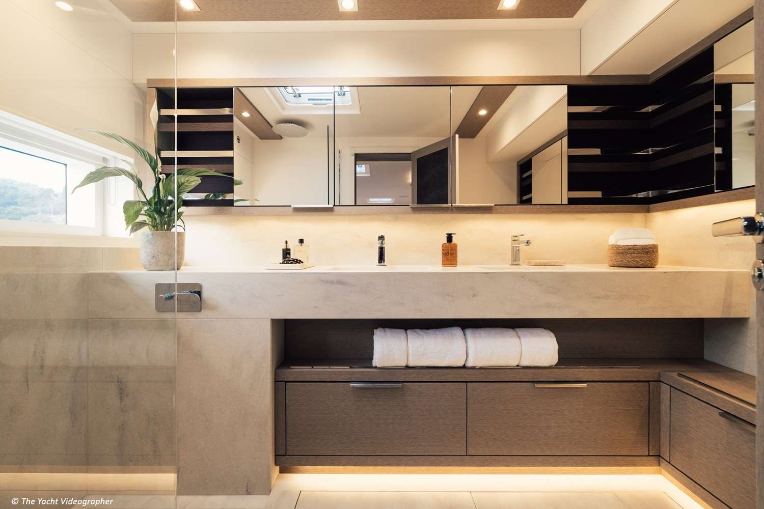 REVA NUI - master cabin bathroom