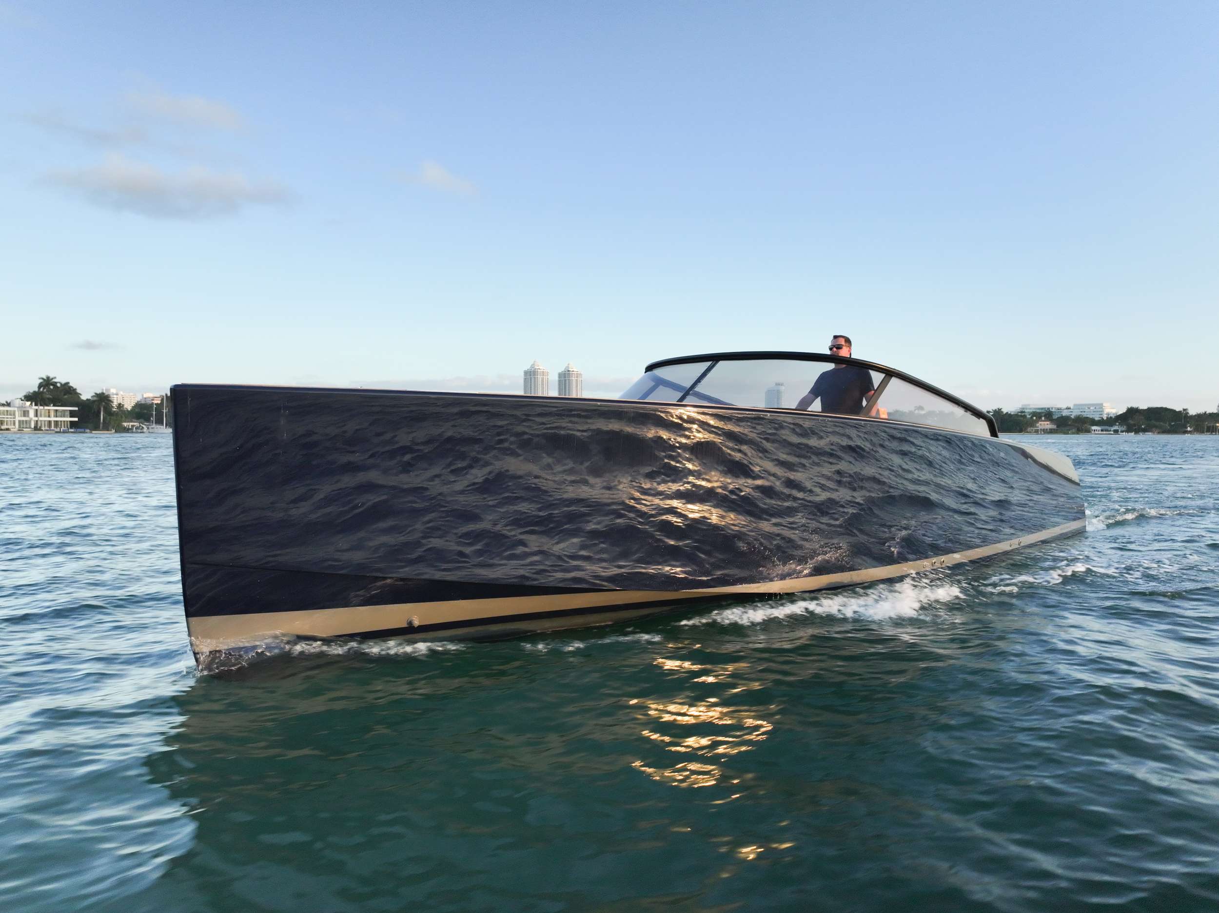 Disco Volante, un Motor Yacht de 40 pies, disponible para charter de lujo con tripulación