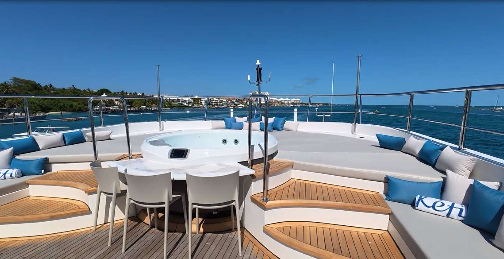 Sundeck Lounge Area &amp; Jacuzzi
