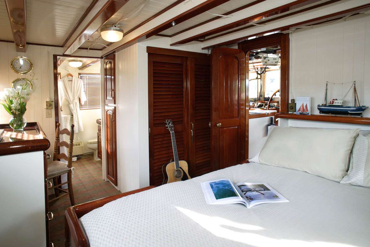 PACIFIC YELLOWFIN Yacht Charter - VIP "Eagle" Stateroom on Top Deck