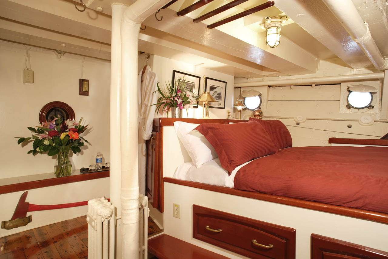PACIFIC YELLOWFIN Yacht Charter - BEARS CABIN. Additional upper/lower single beds not shown.