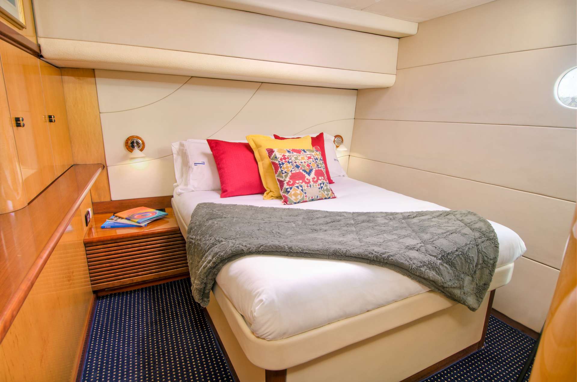 ZINGARA Yacht Charter - Another aft guest queen berth suite