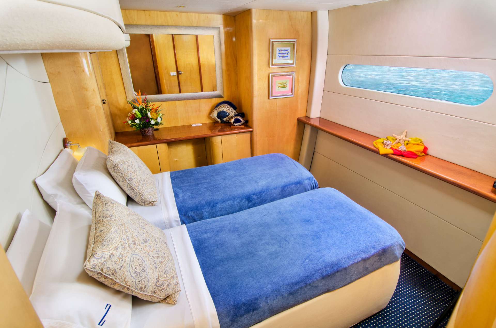 ZINGARA Yacht Charter - Amidships guest suite (made up as a twin cabin)