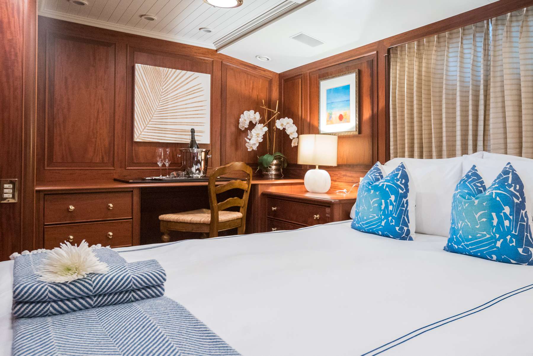 LADY J Yacht Charter - Queen Stateroom