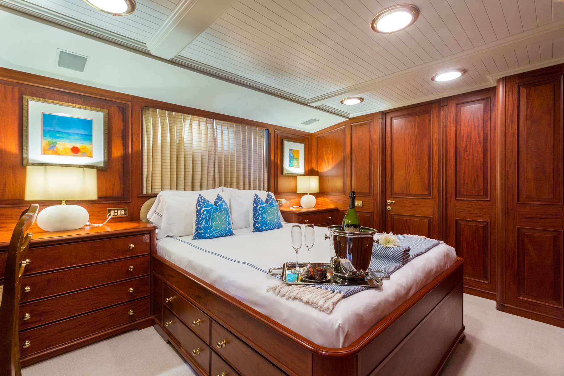 LADY J Yacht Charter - Queen Guest Stateroom