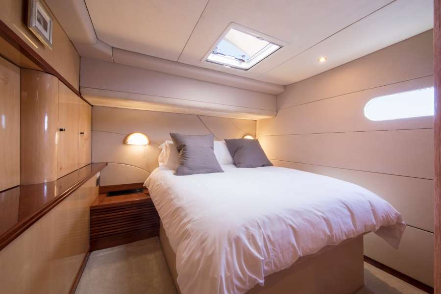 KINGS RANSOM Yacht Charter - Aft port side queen guest suite