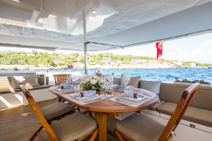 KINGS RANSOM Yacht Charter - Alfresco dining on the aft deck