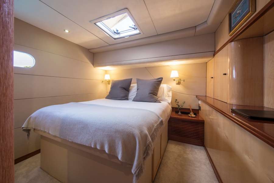 KINGS RANSOM Yacht Charter - Starboard aft queen guest suite