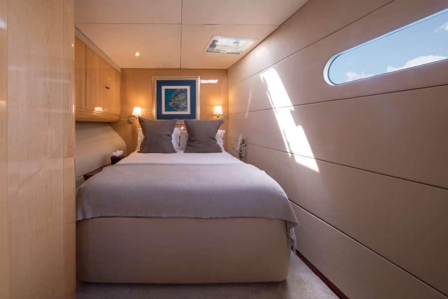KINGS RANSOM Yacht Charter - Starboard forward queen suite