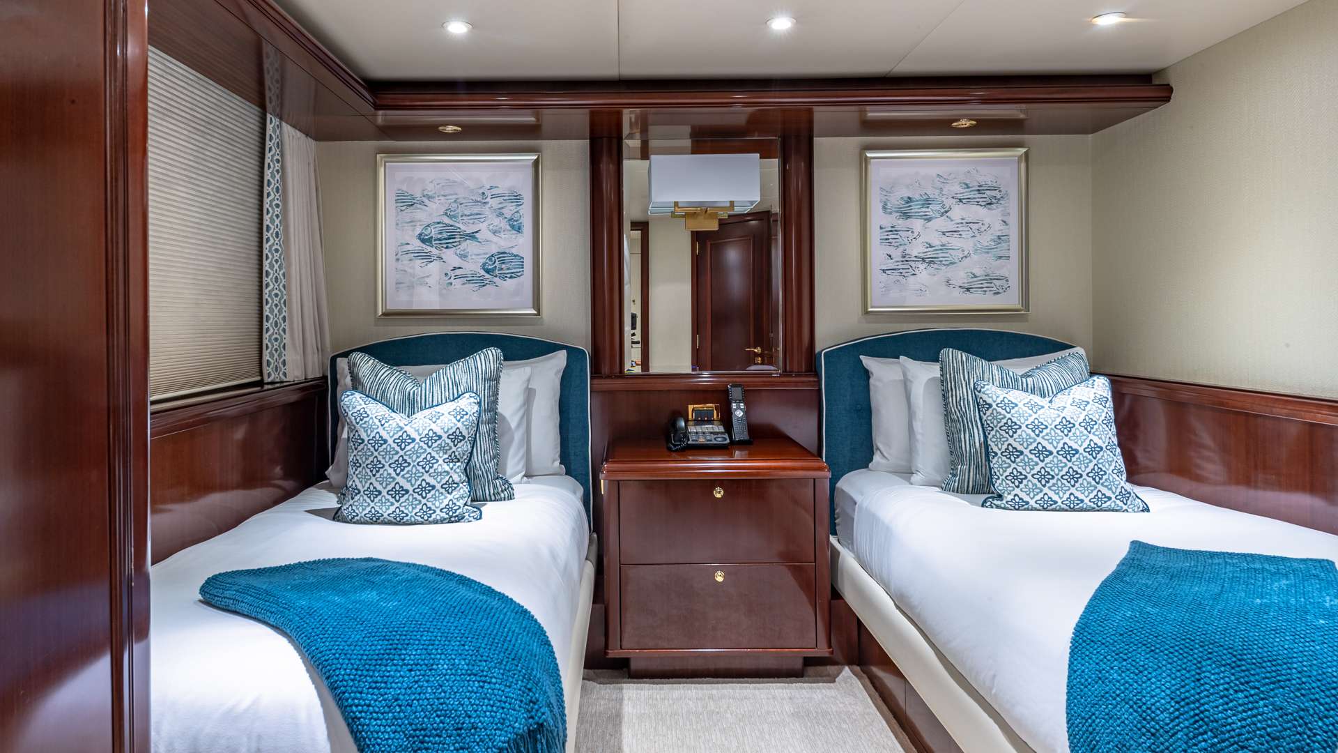 STARSHIP Yacht Charter - Guest Twin Stateroom
