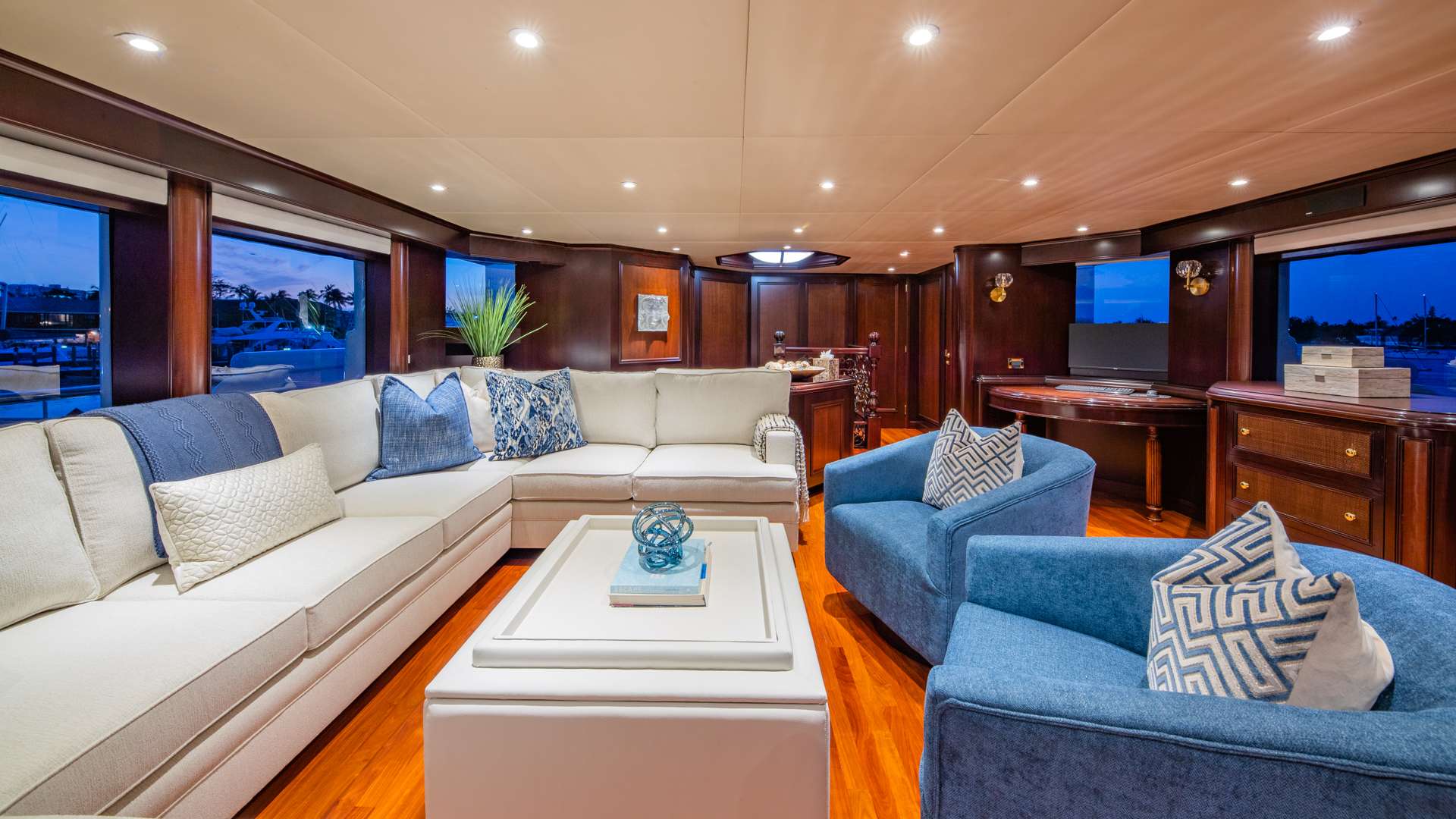 STARSHIP Yacht Charter - Sky Lounge