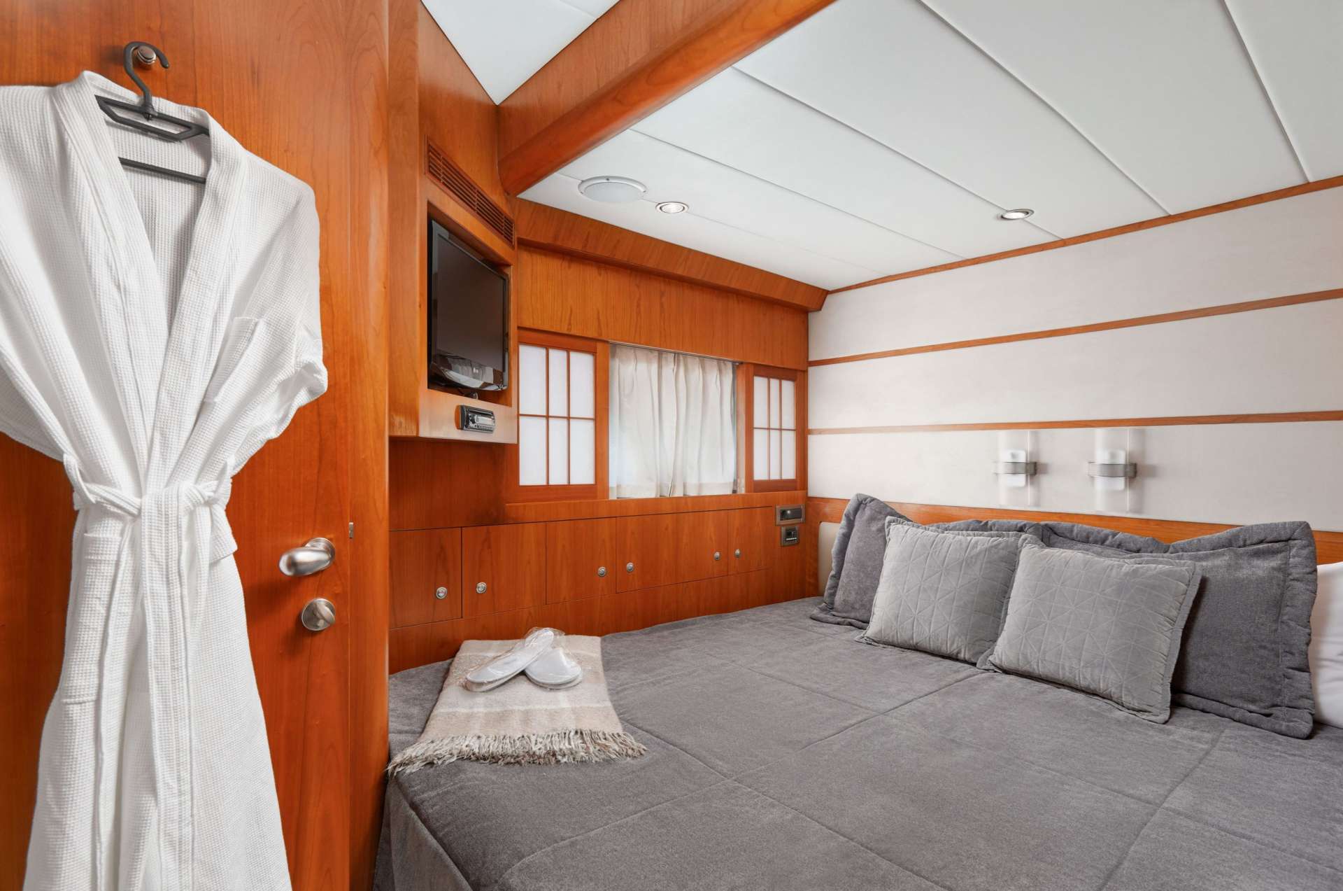 ANNABEL II Yacht Charter - Double convertible cabin