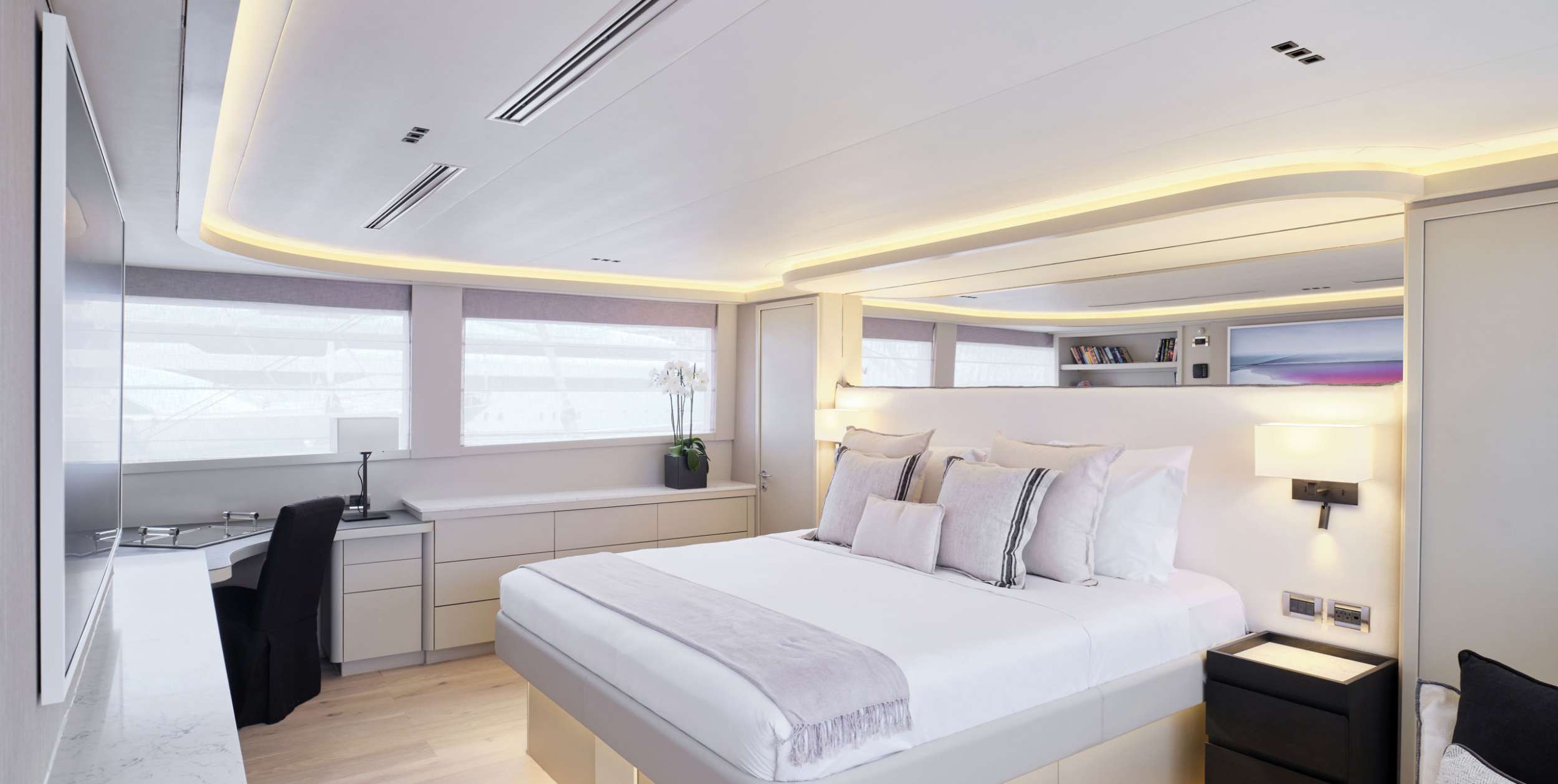 ENDLESS SUMMER Yacht Charter - VIP Suite lower deck