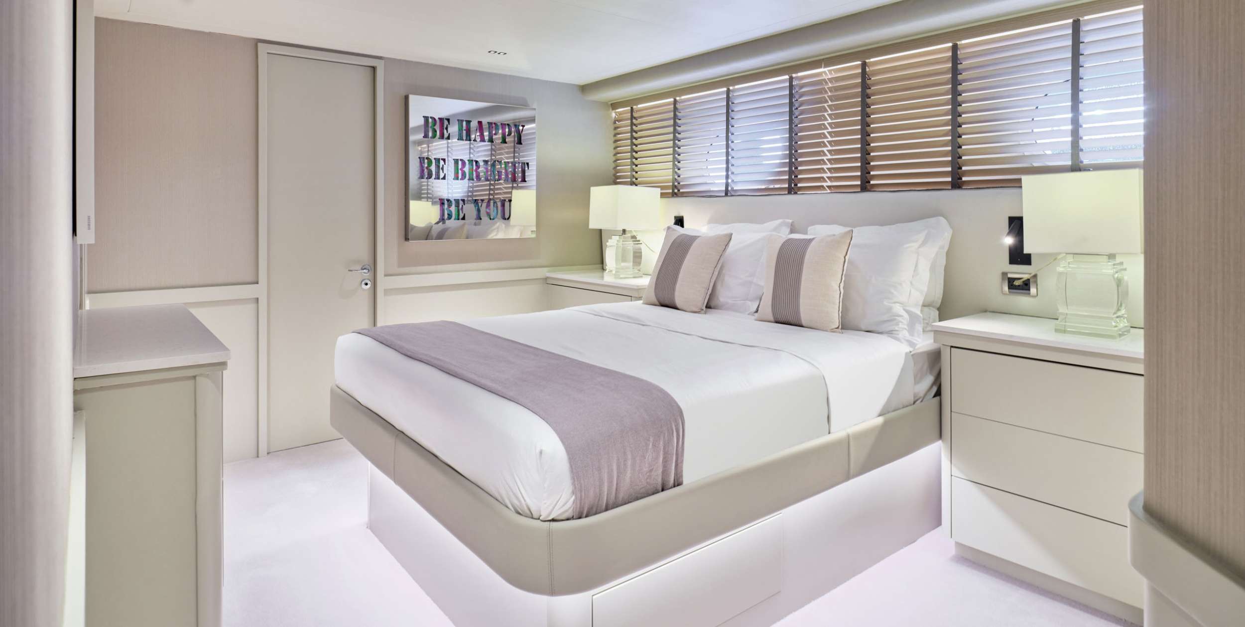 ENDLESS SUMMER Yacht Charter - VIP Suite (Lower Deck)