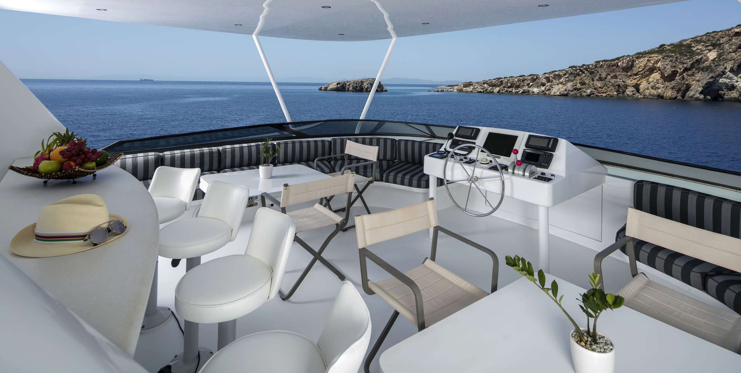 ENDLESS SUMMER Yacht Charter - Sundeck Extendable Tables