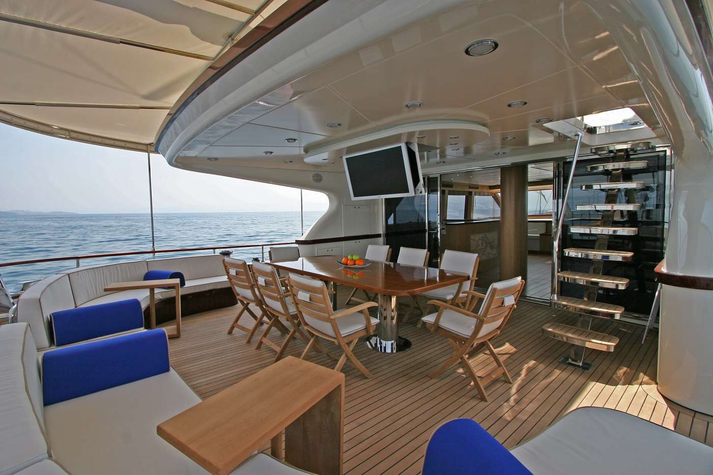 GETAWAY Yacht Charter - AFT DINING &amp; SEATING