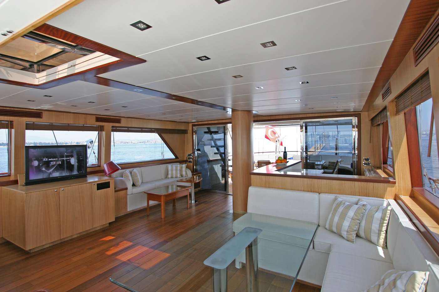 GETAWAY Yacht Charter - SALOON