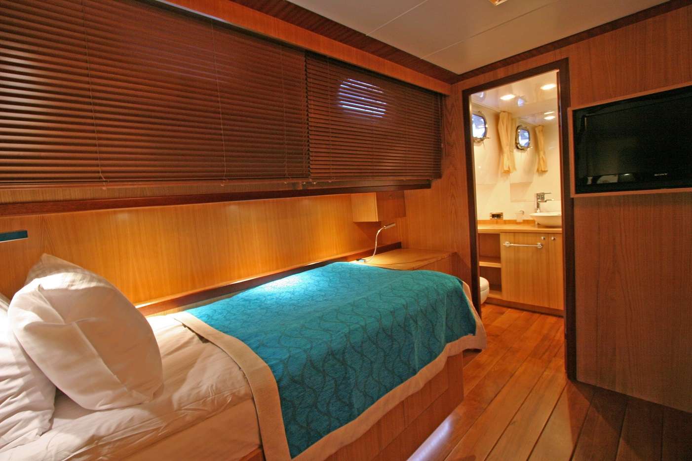 GETAWAY Yacht Charter - CONVERTIBLE TWIN CABIN