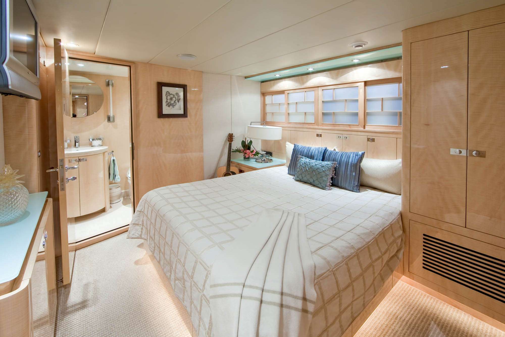 LORAX Yacht Charter - Port Guest Stateroom