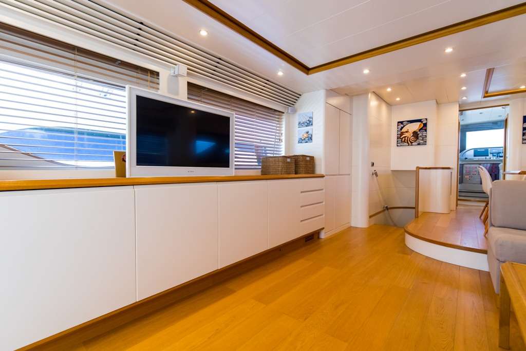 RIVIERA Yacht Charter - Retractable TV