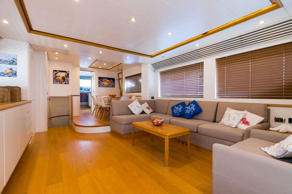 RIVIERA Yacht Charter - Main Salon