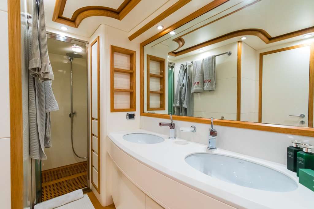 RIVIERA Yacht Charter - Master bathroom