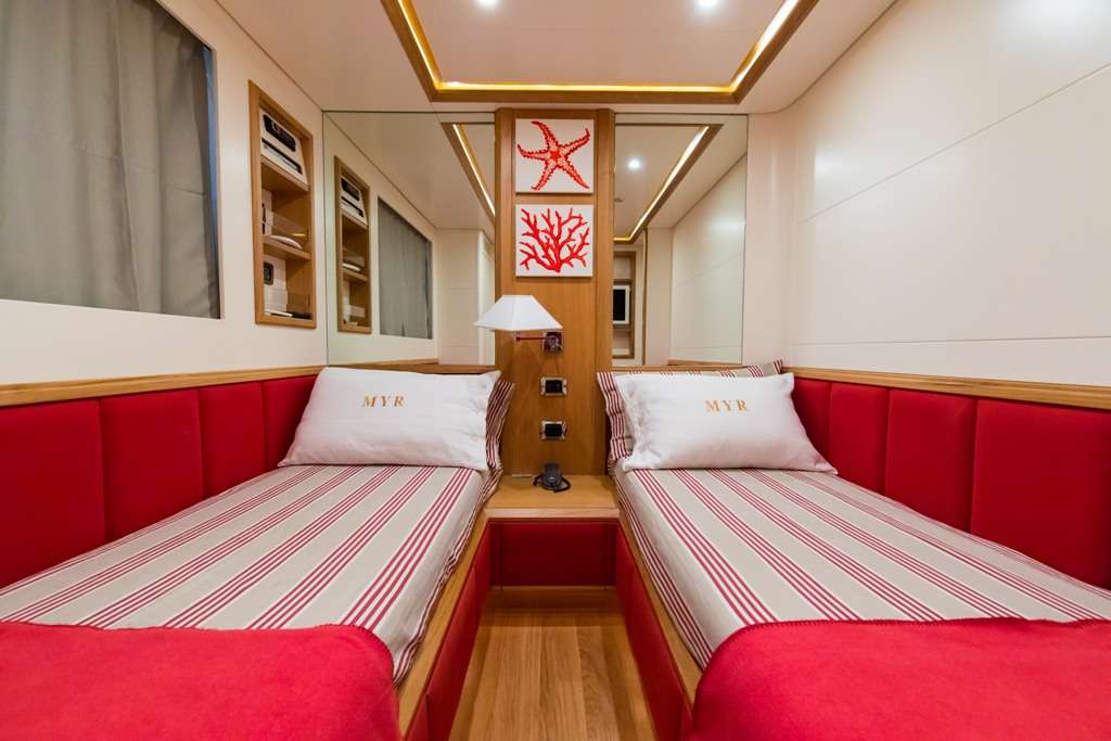 RIVIERA Yacht Charter - Twin cabin