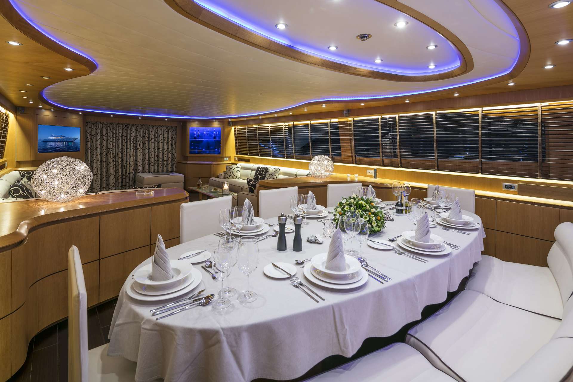 PARIS A Yacht Charter - Dining area