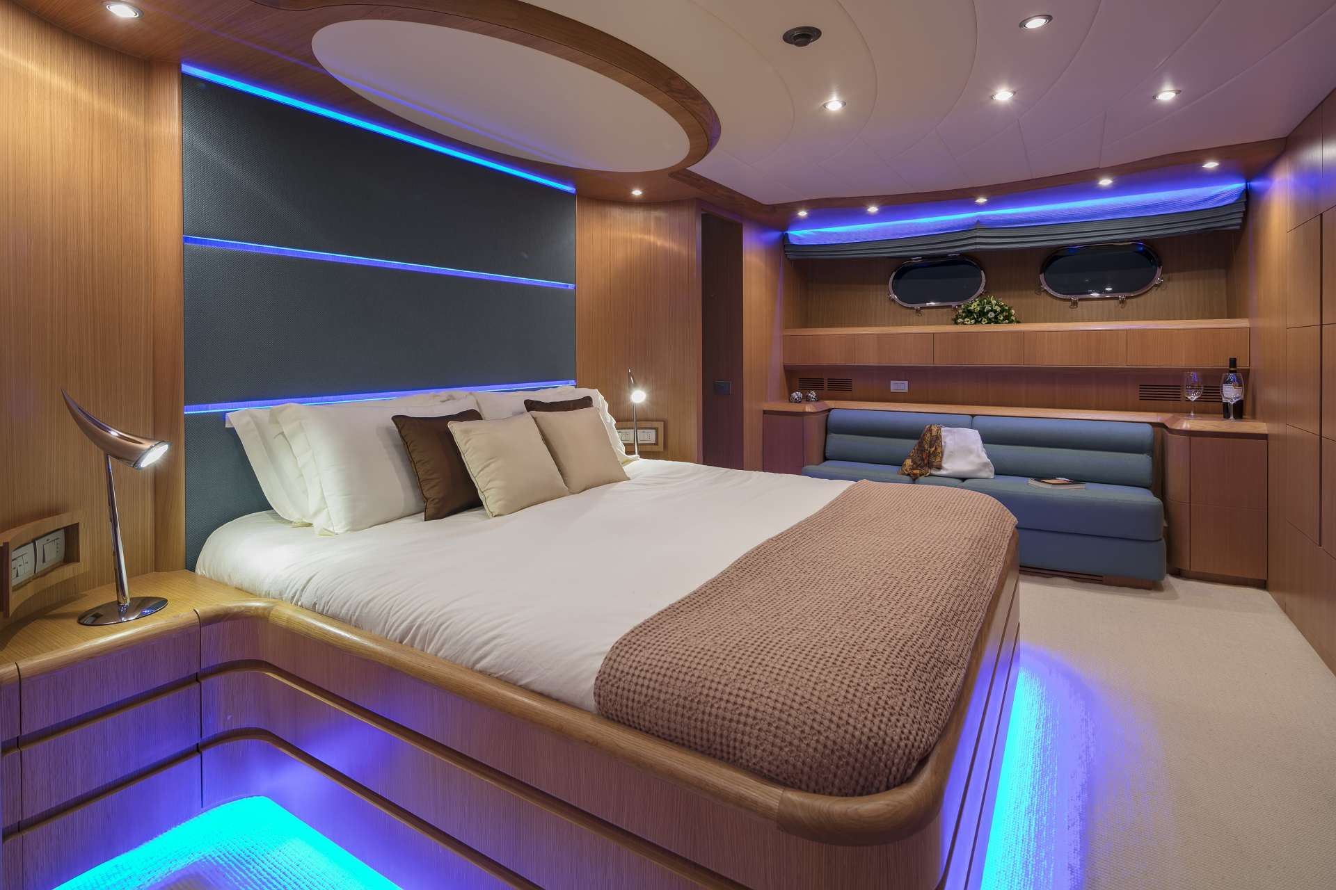 PARIS A Yacht Charter - VIP Suite 2