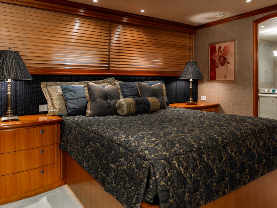 MURPHY'S LAW Yacht Charter - En-Suite VIP Stateroom