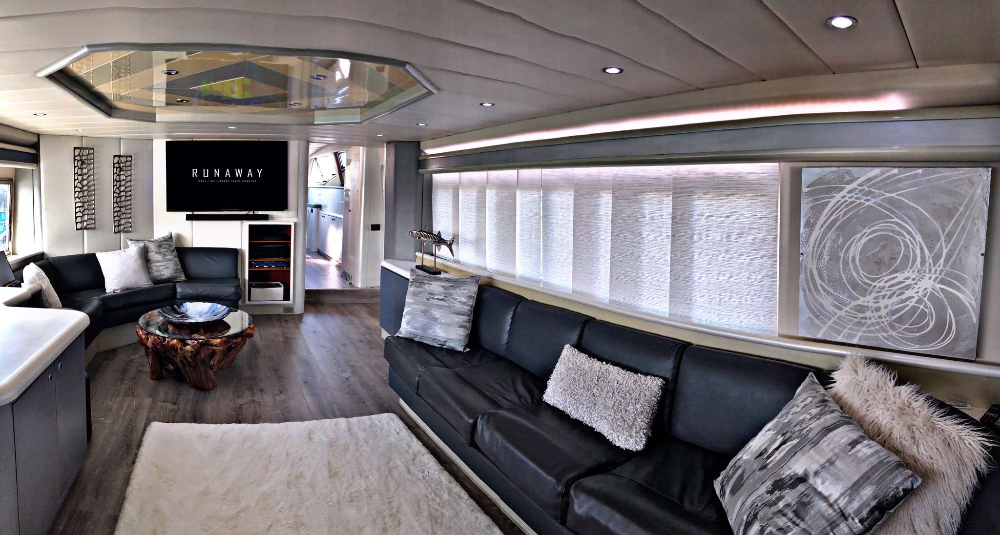 RUNAWAY Yacht Charter - Main Salon