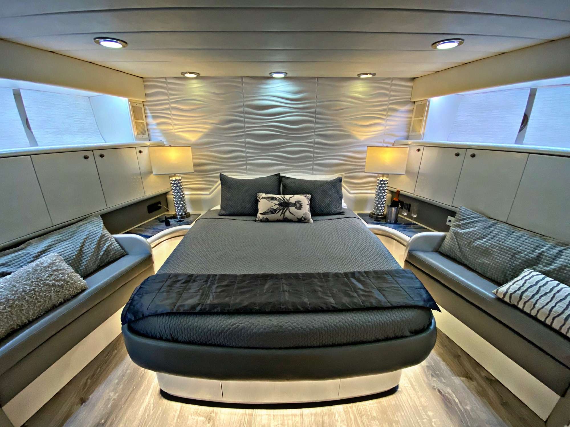 RUNAWAY Yacht Charter - Forward Queen Stateroom w/ensuite bath