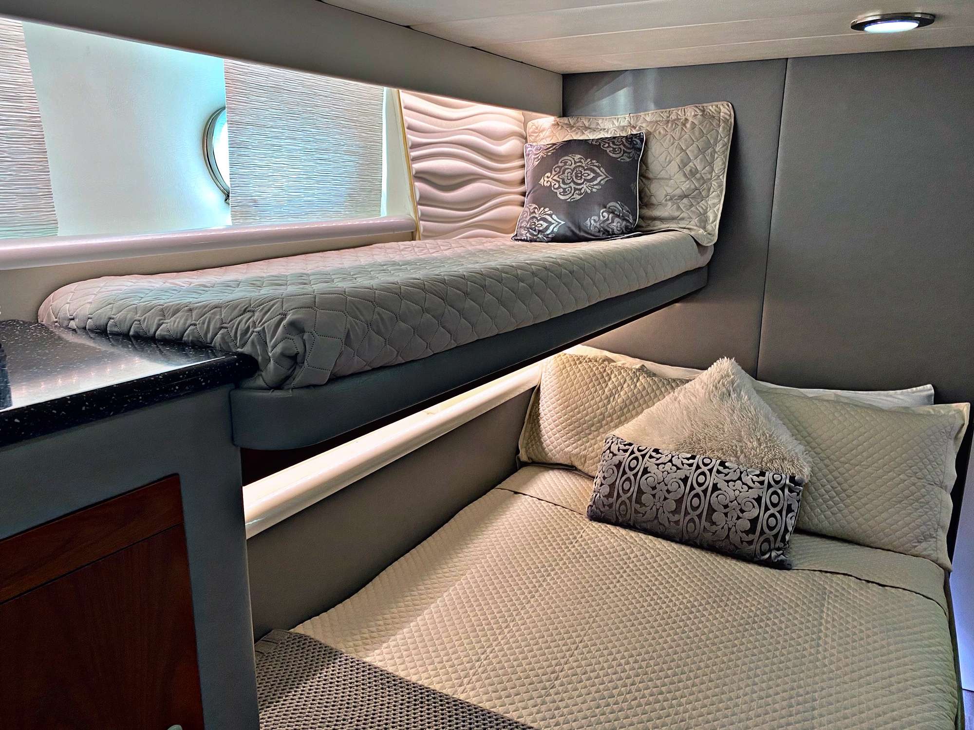 RUNAWAY Yacht Charter - Guest Stateroom - Ensuite Double w/Single Above