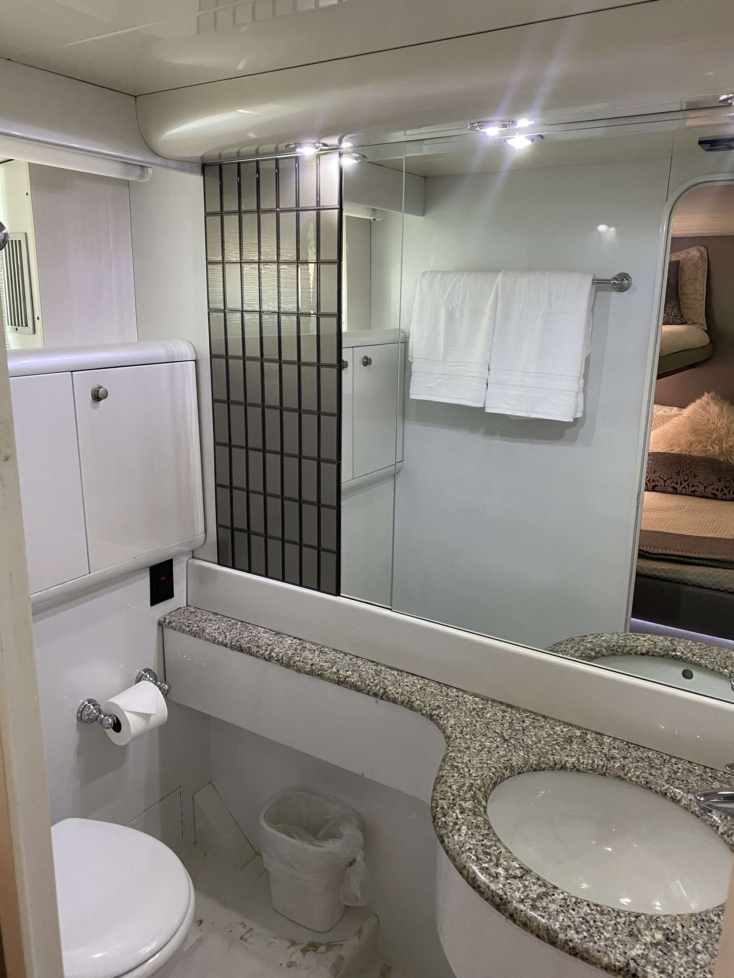 RUNAWAY Yacht Charter - Guest Bathroom