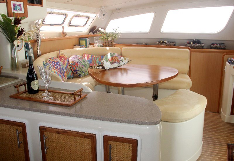 DREAMING ON Yacht Charter - Salon