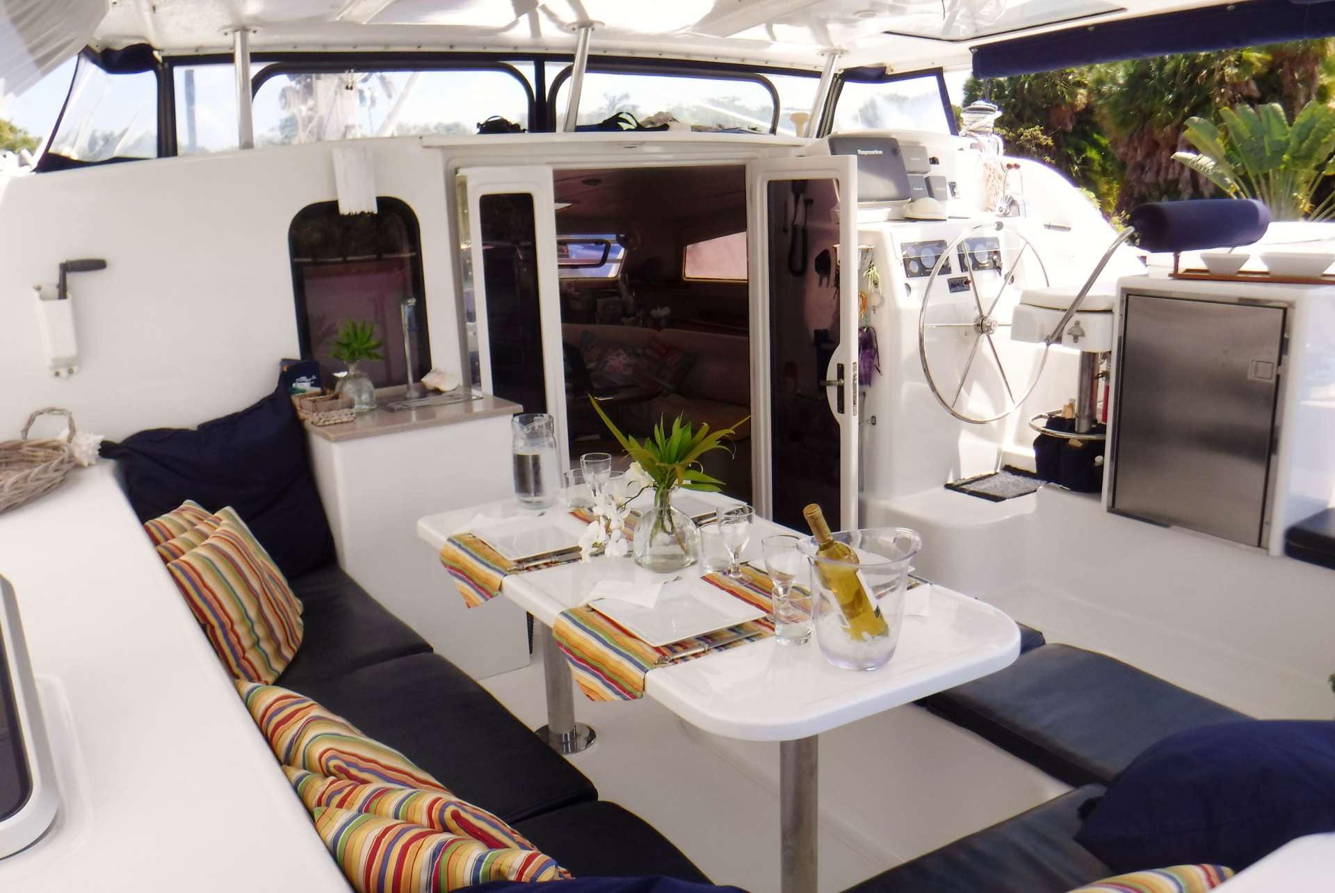 Cockpit with water, ice maker &amp; guest fridge for drinks
