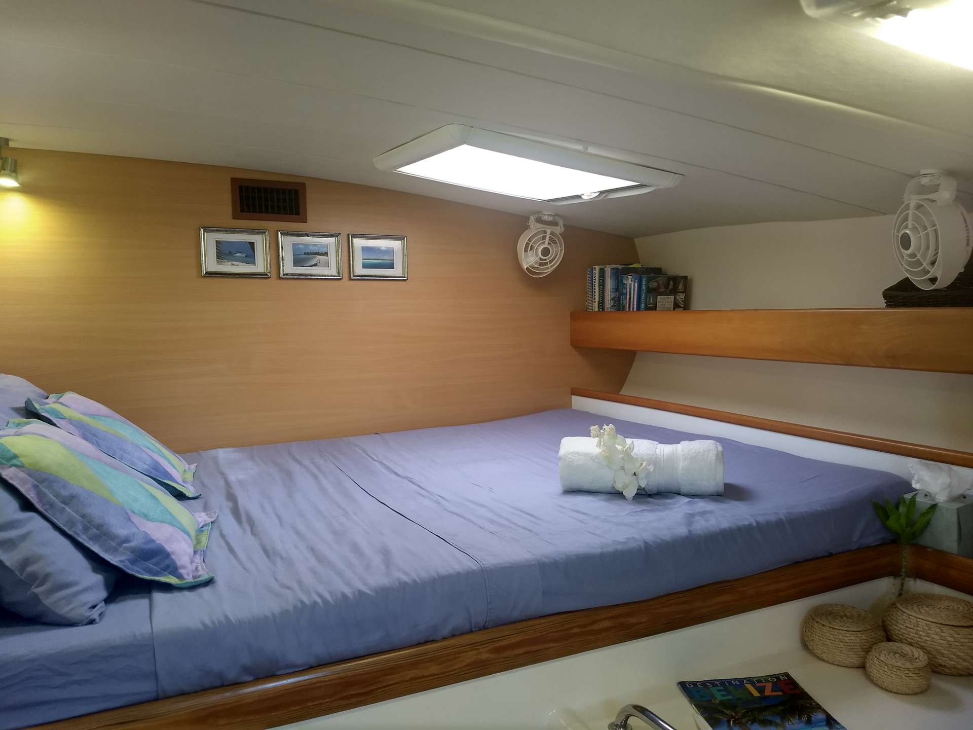 DREAMING ON Yacht Charter - Guest cabin #2 with queen berth