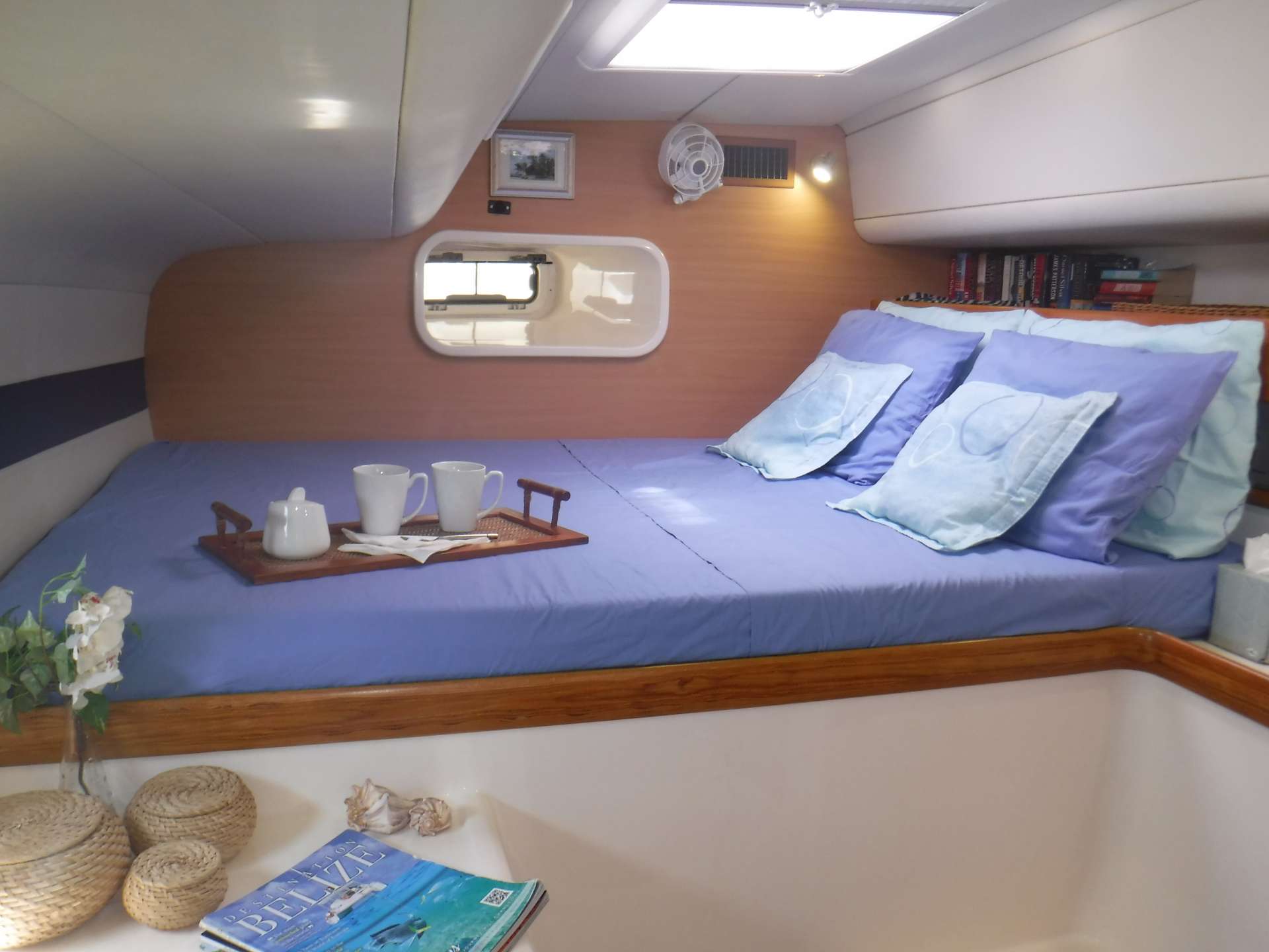 DREAMING ON Yacht Charter - Guest cabin #3 with queen berth