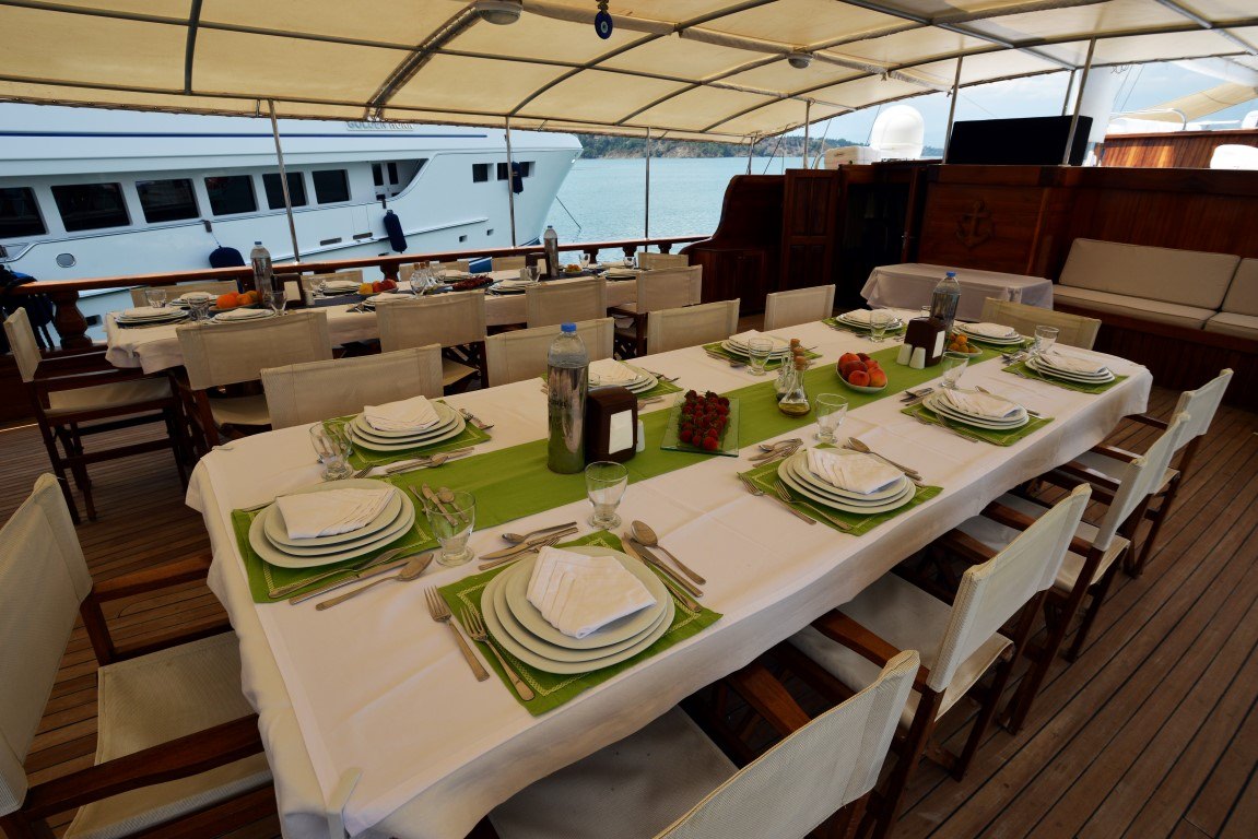 HOLIDAY X Yacht Charter - Fore Deck Settee