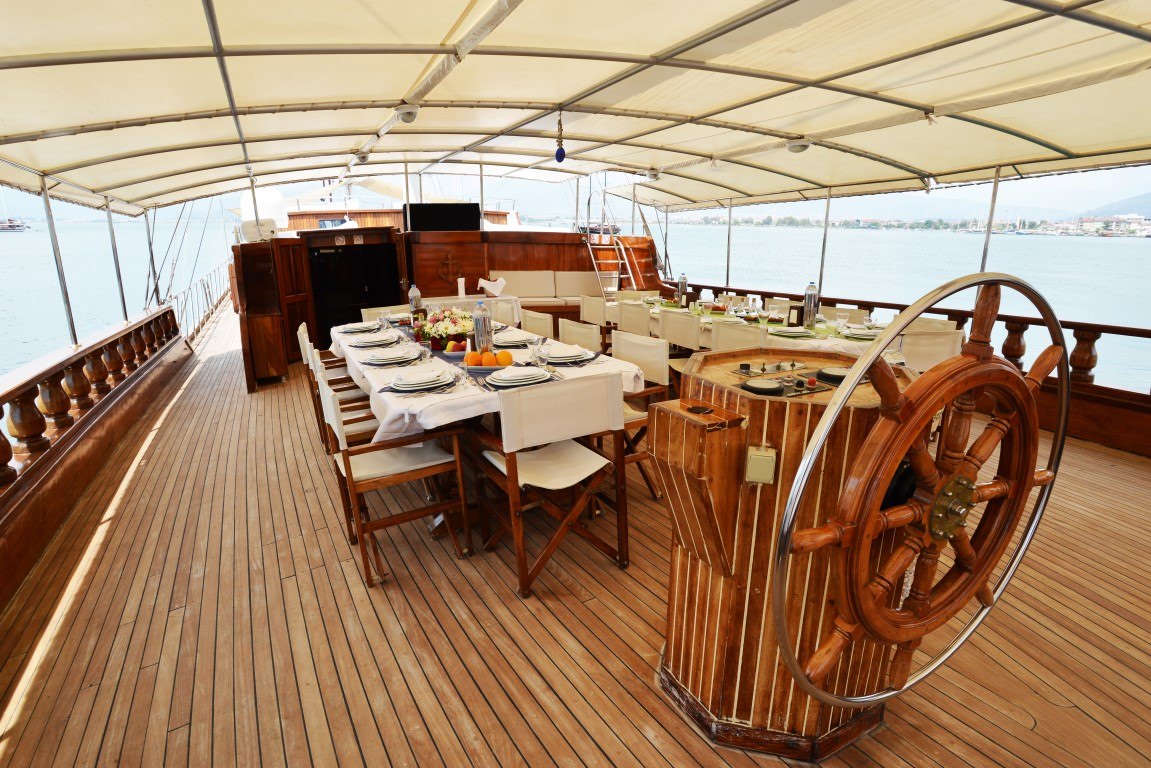 HOLIDAY X Yacht Charter - Sun Beds
