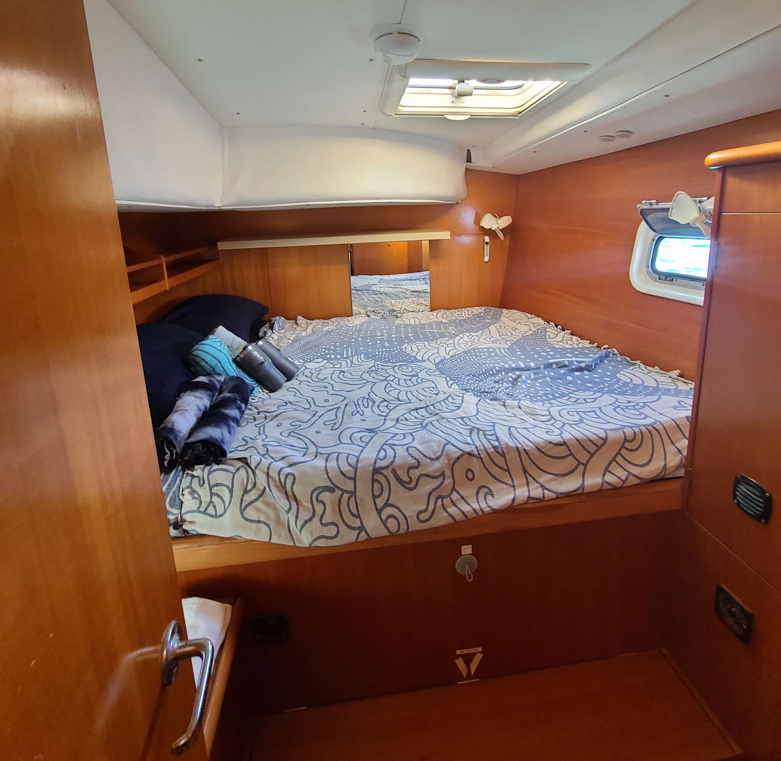 MIMBAW Yacht Charter - Port aft Stateroom Queen Bed with ensuite head-