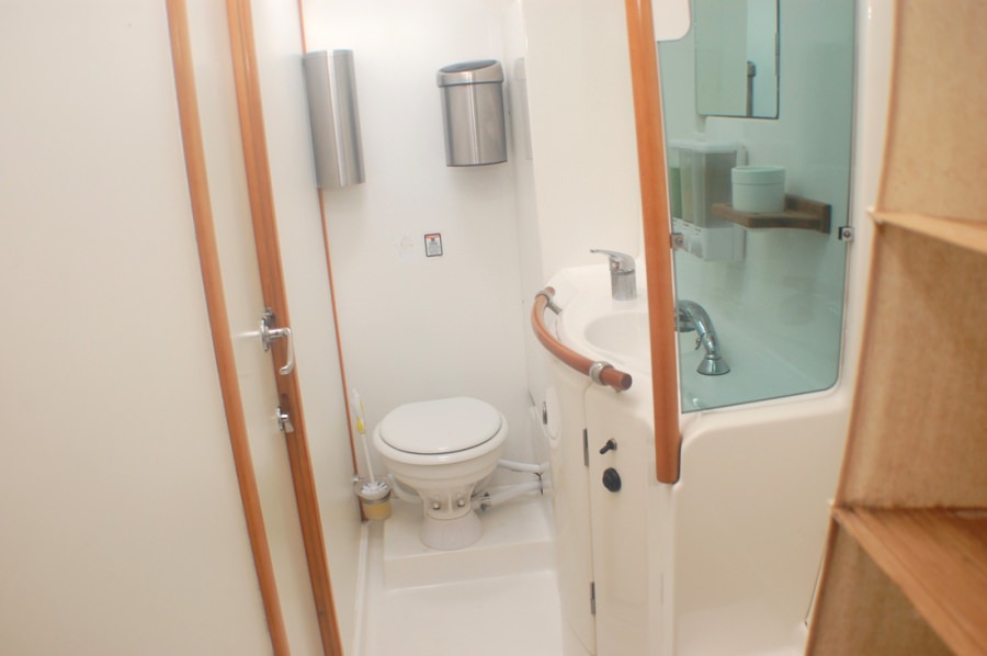 MIMBAW Yacht Charter - Large bathrooms.