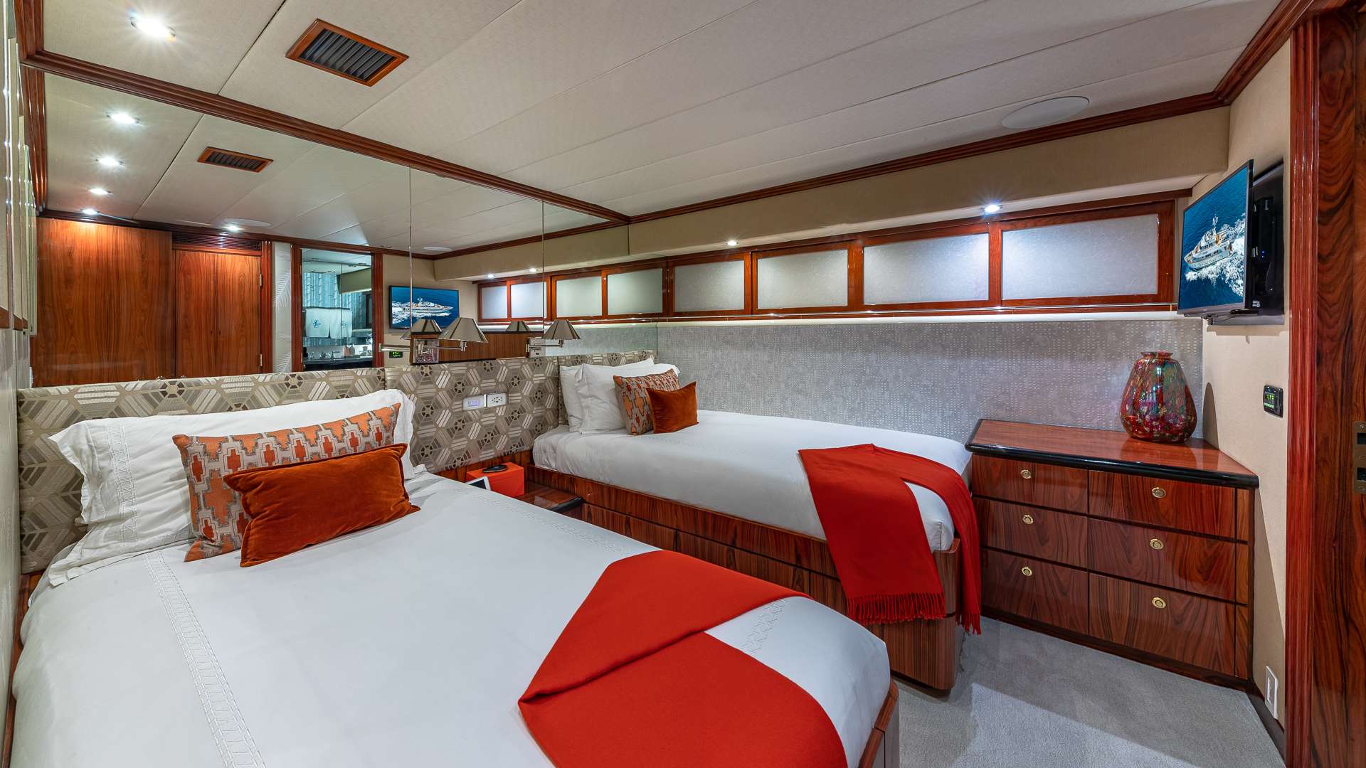 SWEET ESCAPE Yacht Charter - Convertible Twin-King Guest Stateroom Starboard